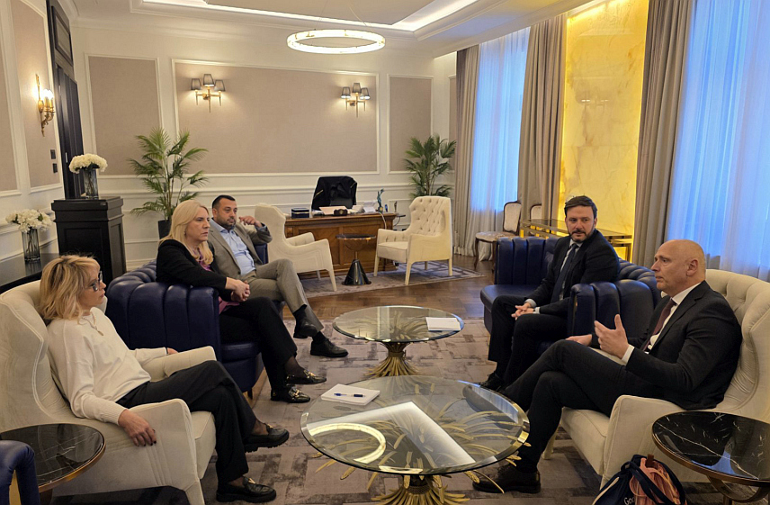 САРАЈЕВО, 15. ДЕЦЕМБРА /СРНА/ - Српски члан Предсједништва БиХ Жељка Цвијановић и вршилац дужности предсједника Републике Српске Ана Тришић Бабић разговарале су данас у Бањалуци са генералним секретаром Савјета за регионалну сарадњу Амером Капетановићем о актуелним регионалним питањима, те могућностима јачања сарадње и снажнијег економског и инфраструктурног повезивања у оквиру региона.