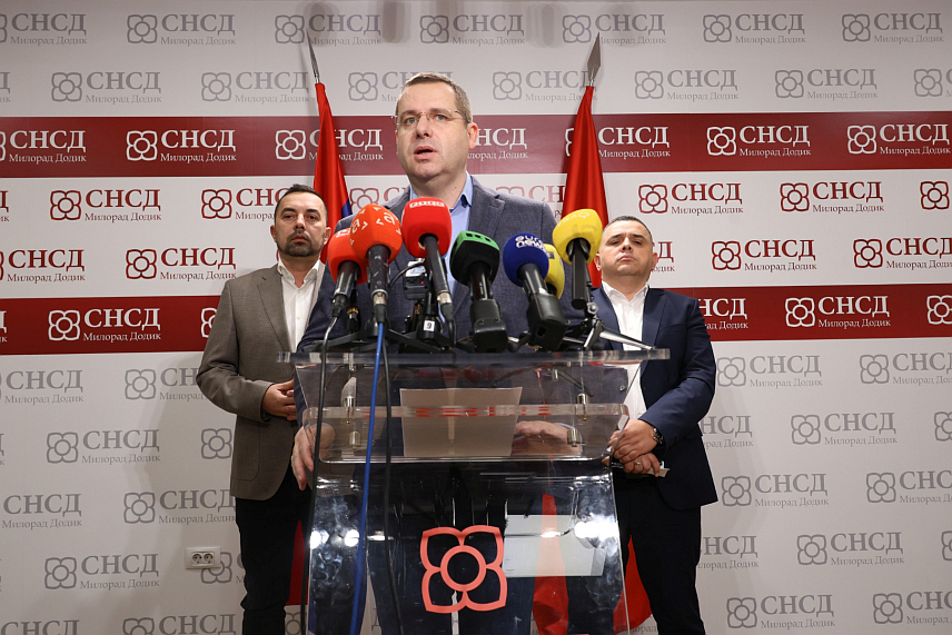 БАЊАЛУКА, 15. ДЕЦЕМБРА /СРНА/ - Портпарол СНСД-а Радован Ковачевић изјавио је данас у Бањалуци да је Централна изборна комисија /ЦИК/ БиХ послије мјесец дана утврдила оно што је било познато сат времена након затварања биралиштра - да је кандидат СНСД-а Синиша Каран побиједник пријевремених избора за предсједника Републике Српске./фото Борислав Здриња/	
