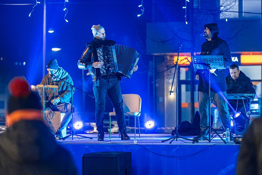 ПАЛЕ, 15. ДЕЦЕМБРА /СРНА/ - Виртуоз на хармоници Душан Секулић вечерас је са бендом наступио на Палама, а публика је уживала у програму који је спојио различите музичке жанрове.