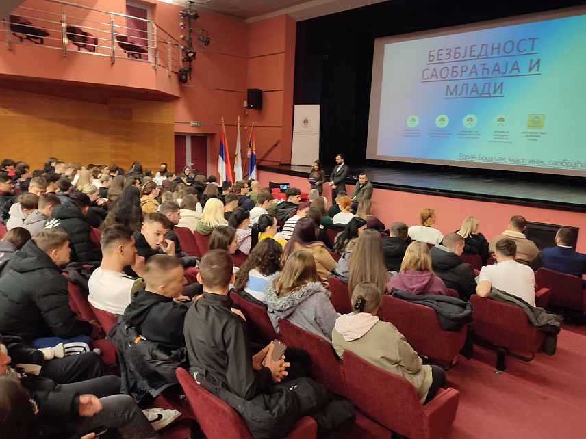 ГРАДИШКА, 16. ДЕЦЕМБРА /СРНА/ - Агенција за безбједност саобраћаја Републике Српске организовала је данас предавање за средњошколце у Градишци с циљем скретања пажње на опасности којима су изложени млади возачи.