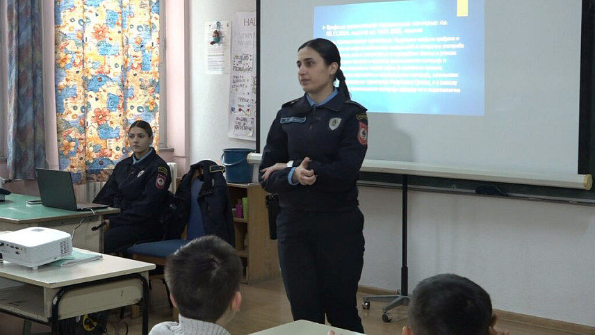 ПРИЈЕДОР, 16. ДЕЦЕМБРА /СРНА/ - Припадници Полицијске управе Приједор одржали су данас предавање ученицима Основне школе /ОШ/ "Десанка Максимовић" у оквиру кампање Министарства унутрашњих послова Републике Српске "Славимо одговорно" с циљем едуковања о опасностима које доноси нестручна употреба пиротехничких средстава.