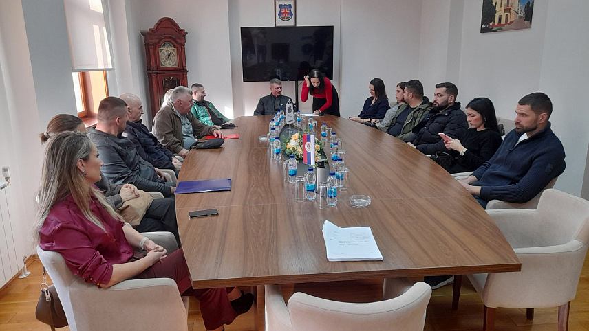 ШАМАЦ, 16. ДЕЦЕМБРА /СРНА/ - У Шамцу су потписани уговори о додјели субвенција за набавку машина и опреме и подстицај запошљавању са 18 привредника, за шта је из буџета општине издвојено око 70.000 КМ.