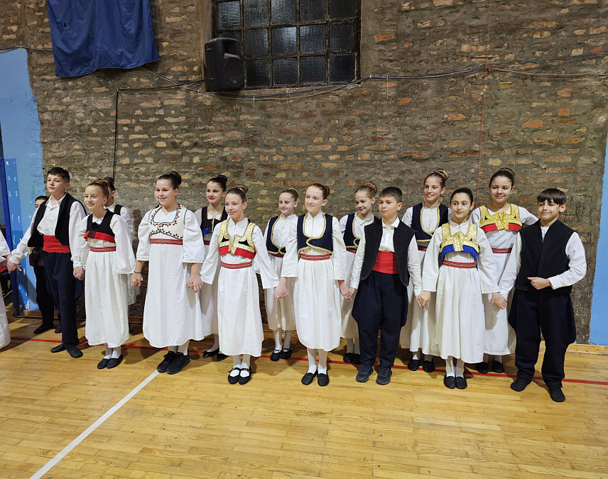 ИСТОЧНО НОВО САРАЈЕВО, 16. ДЕЦЕМБРА /СРНА/ - Културно-умјетничка друштва са подручја Источног Сарајева учествовали су вечерас у Источном Новом Сарајеву у хуманитарној акцији "Фолклор из блока" коју је организовала хуманитарна организација "Срби за Србе".