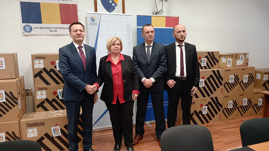 САРАЈЕВО, 17. ДЕЦЕМБРА /СРНА/ - Амбасадор Румуније у БиХ Антон Пакурецу уручио је данас Агенцији за статистику БиХ и ентитетским заводима за статистику 24 радне станице високих перформанси с циљем унапређења информатичких капацитета и модернизације званичне статистике.