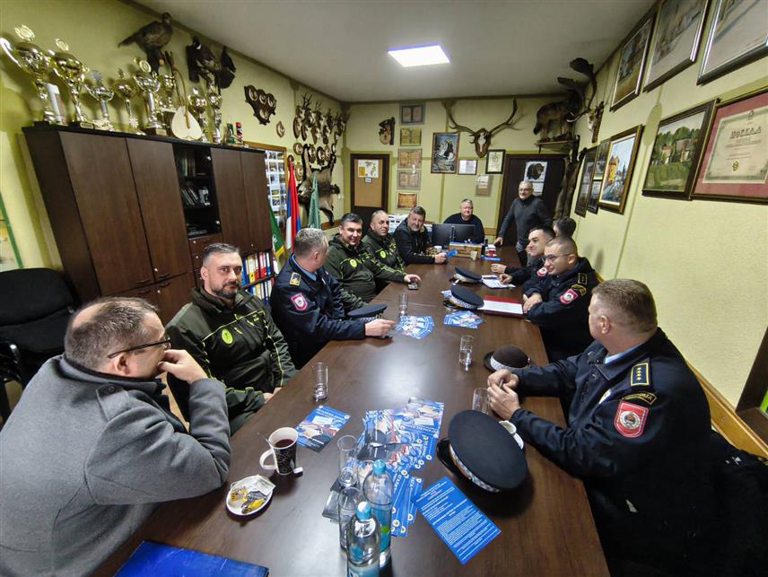 БИЈЕЉИНА, 17. ДЕЦЕМБРА /СРНА/ - Припадници бијељинске Полицијске управе одржали су састанак са представницима ловачких удружења са подручју града Бијељина током ког су их упознали о могућностима да легално региструју ватрено оружје до краја године, у оквиру кампање "Региструј оружје без санкције".
