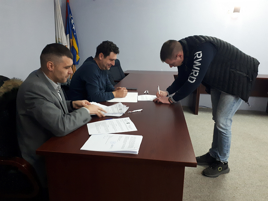 КОСTАЈНИЦА, 18. ДЕЦЕМБРА /СРНА/ - Општина Костајница је у овогодишњем буџету за подстицаје пољопривредницима издвојила 50.000 КМ, а рјешења је данас добило 40 пољопривредних произвођача.