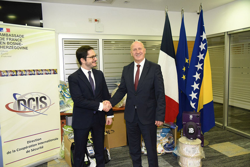 САРАЈЕВО, 18. ДЕЦЕМБРА /СРНА/ - Републичкој и Федералној управи цивилне заштите данас је у Сарајеву уручена специјализована опреме за спасавање у планинским и тешко приступачним условима, примопредају опреме у Оперативно-комуникационом центру "112" извршили су замјеник министра безбједности у Савјету министара Ивица Бошњак и амбасадор Француске у БиХ Франсоа Делма.