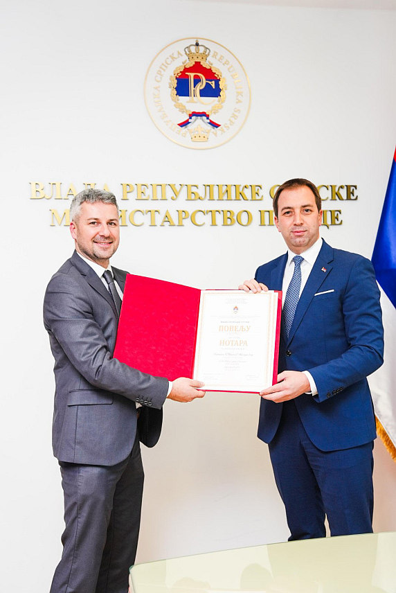 БАЊАЛУКА, 18. ДЕЦЕМБРА /СРНА/ - Министар правде Републике Српске Горан Селак данас је у Бањалуци уручио повељу новоименованом нотару из Источног Новог Сарајева Влади Ашанину и нагласио да се тиме наставља системско јачање нотарске службе у Републици Српској.