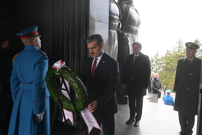 БЕОГРАД, 18. ДЕЦЕМБРА /СРНА/ - Предсједник Грузије Михаил Кавелашвили у оквиру званичне посјете Србији положио је данас вијенац на Споменик незнаном јунаку на Авали.