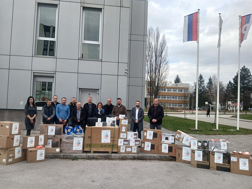 ИСТОЧНО САРАЈЕВО, 18. ДЕЦЕМБРА /СРНА/ - Републичка управа цивилне заштите уручила је јединицама локалне заједнице Братунац, Сребреница и Невесиње опремu у укупној вриједности од 80.000 КМ.
