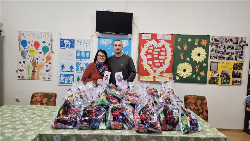 БРОД, 19. ДЕЦЕМБРА /СРНА/ - Одборник Социјалистичке партије Српске /СПС/ у Скупштини општине Брод Никола Миличић донирао је новогодишње пакетиће дјеци Удружења "Корак наде" из Брода.