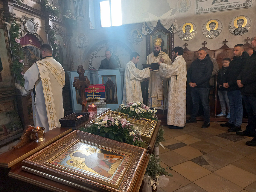 ЈАГОДЊАК, 19. ДЕЦЕМБРА /СРНА/ - Његово преосвештенство владика осјечкопољски и барањаски Херувим служио је данас Свету архијерејску литургију у цркви Светог Николаја у Јагодњаку у Барањи, поводом обиљежавања 300 година овог храма.