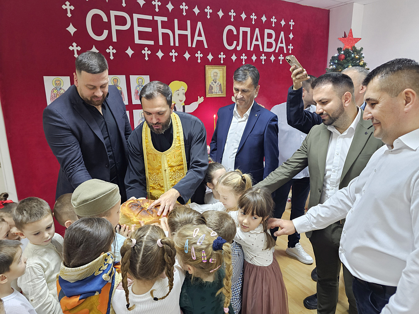 УГЉЕВИК, 19. ДЕЦЕМБРА /СРНА/ - Угљевички вртић "Душко Радовић" прославио је крсну славу Никољдан, а Борачка организација Угљевика, која је кум славе, даривала је празничним пакетићима 160 дјеце.