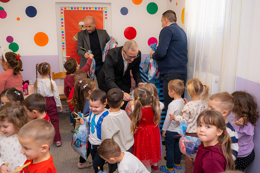 ПРЊАВОР, 19. ДЕЦЕМБРА /СРНА/ - Град Прњавор обезбиједио је ове године 1.348 никољданских и новогодишњих пакетића за најмлађе становнике, а њихова подјела малишанима почела је данас у Предшколској установи "Наша радост", која је прославила своју крсну славу.