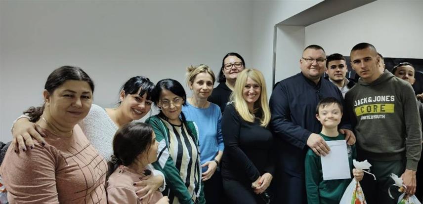 ШАМАЦ, 19. ДЕЦЕМБРА /СРНА/ - Црквена општина Шамац обезбиједила је пакетиће за дјецу са посебним потребама из Удружења "Дјеца сунца". Пакетићи су дјеци уручени данас током радионице које је Удружење "Дјеца сунца" организовало поводом Светог Николе.
