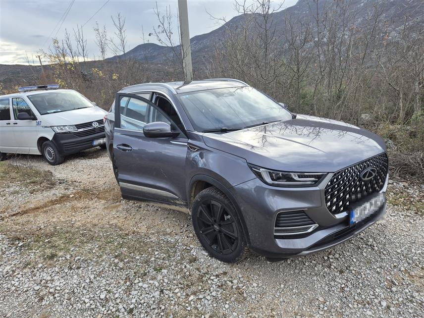 САРАЈЕВО, 1. ДЕЦЕМБРА /СРНА/ - Држављанин Украјине чији су иницијали Х.Ј. ухапшен је приликом надзора границе на подручју Груда и контроле путничког возила "шери тиго" регистарских ознака БиХ, након што је спријечен у кријумчарењу седморо држављана Турске.