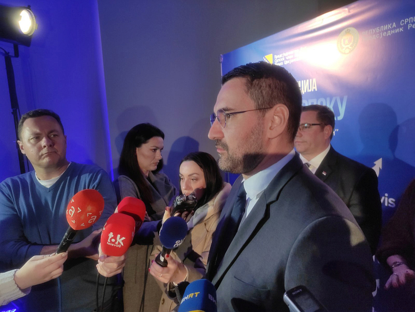 БАЊАЛУКА, 1. ДЕЦЕМБРА /СРНА/ - Министар за европске интеграције и међународну сарадњу Републике Српске Златан Клокић у обраћању новинарима у Бањалуци на конференцији "Назад у Српску: дијаспора као мост будућности".