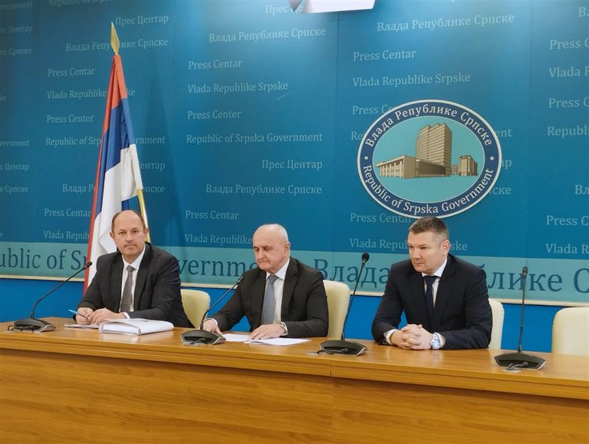 БАЊАЛУКА, 1. ДЕЦЕМБРА /СРНА/ - Министар енергетике и рударства Републике Српске Петар Ђокић изјавио је да је Влада Српске спремна да преузме измиривање обавеза уколико Рудник и термоелектрана /РиТЕ/ "Угљевик" и "Електропривреда Републике Српске" не буду у стању да их извршавају према предузећу из Словеније.