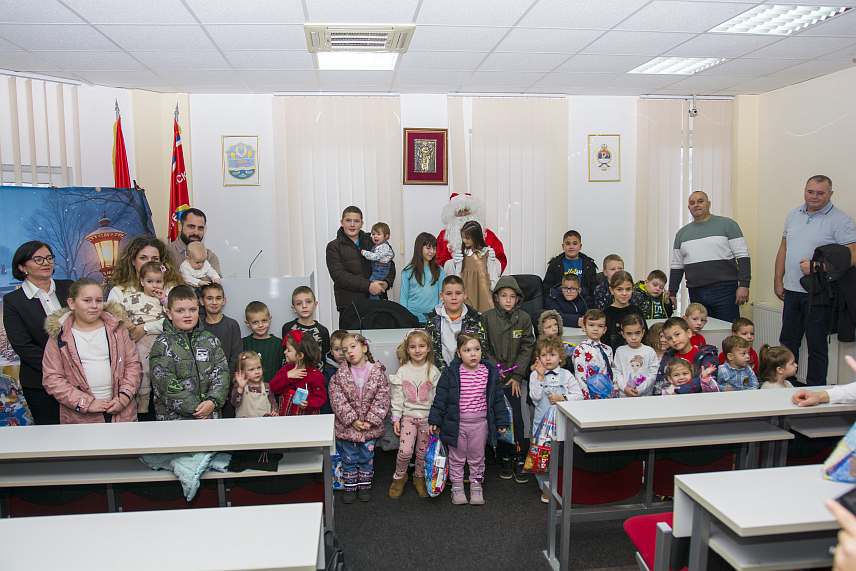 СРБАЦ, 20.ДЕЦЕМБРА /СРНА/ - Борачка организација општине Србац организовала је данас подјелу новогодишњих пакетића за 73 унучади погинулих бораца Војске Републике Српске /ВРС/ како би се исказало поштовање према погинулим борцима и њиховим породицама.