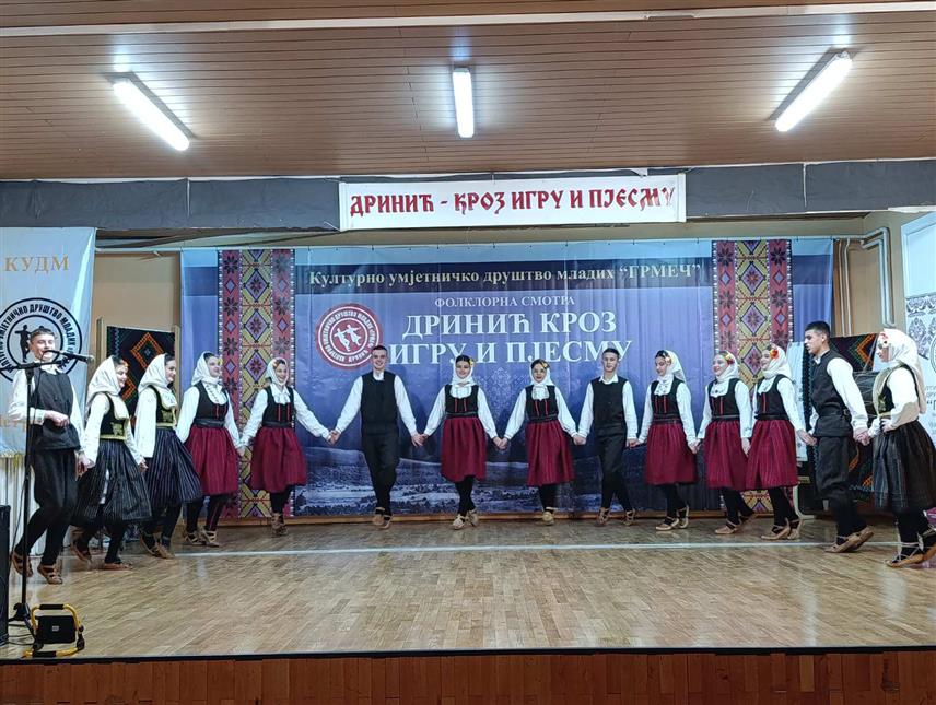 ПЕТРОВАЦ-ДРИНИЋ, 20. ДЕЦЕМБРА /СРНА/ - У општини Петровац-Дринић вечерас је одржана традиционална манифестација "Дринић кроз игру и пјесму", која је окупила учеснике из Бањалуке, Дрвара, Шипова и Мркоњић Града.