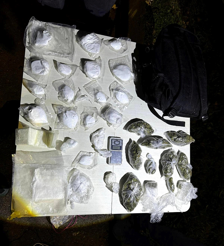 ТУЗЛА, 20. ДЕЦЕМБРА /СРНА/ - У тузланском насељу Миладије ухапшено је лице из Живиница иницијала С.С. /39/ за којим је било расписано осам потрага полицијских и правосудних органа, а током претреса пронађено је 1,5 килограма дроге, оружје, муниција и више од 50.000 КМ.