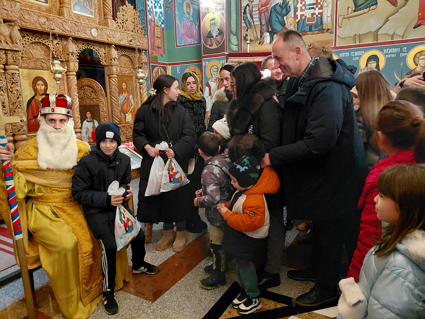 МИЛИЋИ, 21. ДЕЦЕМБРА /СРНА/ – У храмовима милићке парохије у Милићима, Дервенти и Вукшић Пољу данас је поводом празника Дјетињци подијељено 660 пакетића малишанима који су присуствовали служби.