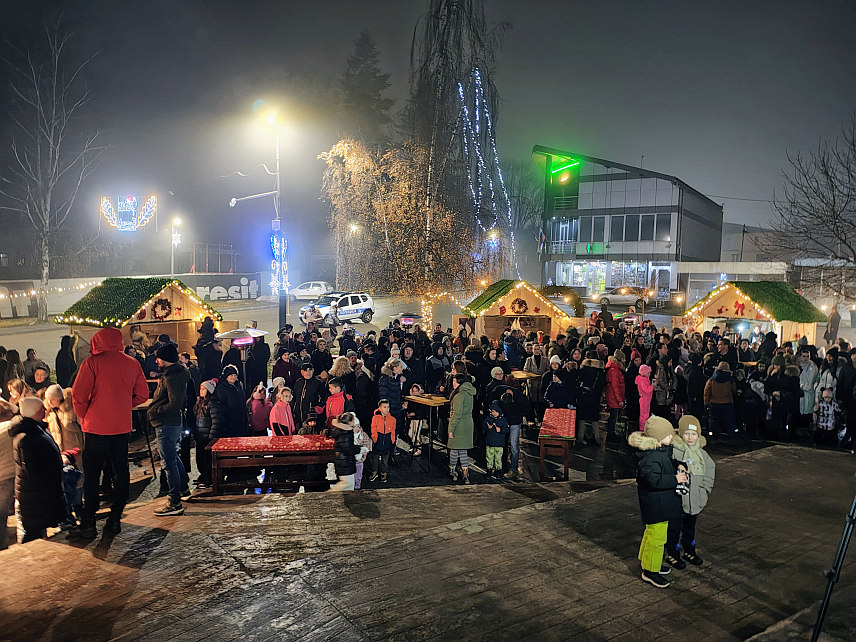 СОКОЛАЦ, 21. ДЕЦЕМБРА /СРНА/ - Тродневна манифестација "Никољданске свечаности" која се ове године први пут организује у форми базара вечерас је свечано отворена на Сокоцу.