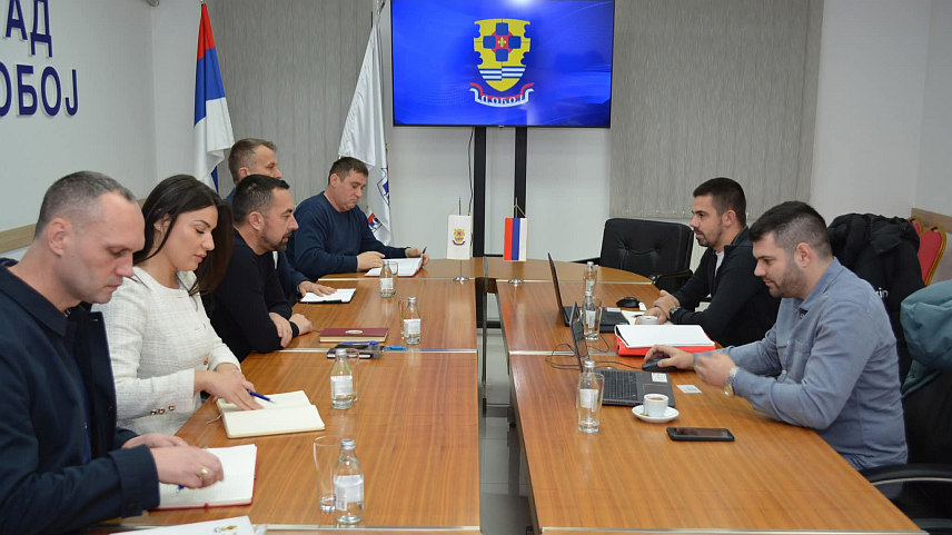 ДОБОЈ, 22. ДЕЦЕМБРА /СРНА/ - Педставници Градске управе Добој и фирме "Сарајево-гас" разговарали су данас о могућностима изградње гасне инфраструктуре у оквиру пројекта магистралног гасовода "Шепак-Нови Град".