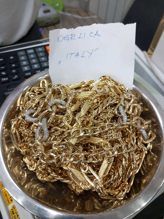 БАЊАЛУКА, 22. ДЕЦЕМБРА /СРНА/ - Службеници Управе за индиректно опорезивање БиХ /УИО/ одузели су на подрчју регионалног центра Тузла већу количину злата, чија се тржишна вриједност процјењује на износ од 226.710 КМ.