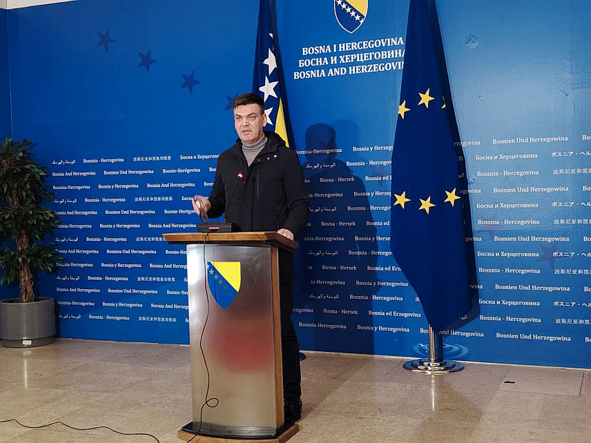 САРАЈЕВО, 22. ДЕЦЕМБРА /СРНА/ - Заједничка комисија Парламентарне скупштине БиХ за економске реформе и развој усвојила је закључак којим позива Дом народа да сутра по хитној процедури усвоји закон о регулатору, преносу и тржишту електричне енергије у БиХ како би се спријечиле штетне посљедице увођења Механизма за прилагођавање угљеника на границама /ЦБАМ/,делегат у Клубу Хрвата Илија Цвитановић.