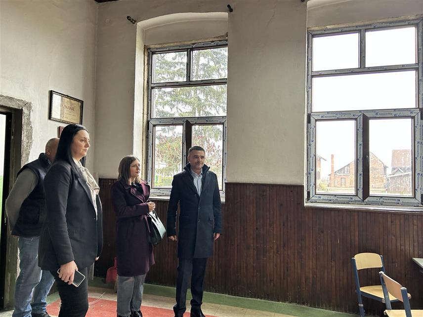 КОЗАРСКА ДУБИЦА, 22. ДЕЦЕМБРА /СРНА/ - На објекту подручне школе "Вук Стефановић Караџић" у Међеђи потпуно је санирана унутрашња и вањска столарија, а радове је са 23.000 КМ финансирала италијанска фондација "ЛОВЕ онлус" на иницијативу начелника општине Козарска Дубица Игора Савковића.