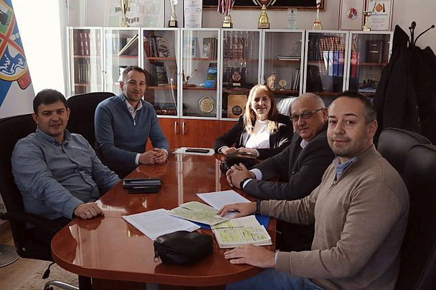 ТРНОВО, 22. ДЕЦЕМБРА /СРНА/ - Начелник Трнова Мирослав Бјелица разговарао је данас са представницима Центра за уклањање мина у БиХ /БХМАК/ о деминирање минских поља на подручју општине, са посебним акцентом на безбједност туриста, планинара и ловаца.