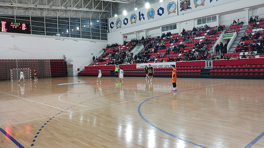 ИСТОЧНО НОВО САРАЈЕВО, 22. ДЕЦЕМБРА /СРНА/ - У спортској дворани на Тргу Србија у Источном Новом Сарајеву вечерас је почео четврти Божићни турнир у футсалу на којем учествују 24 екипе, а наградни фонд износи 21.500 КМ.