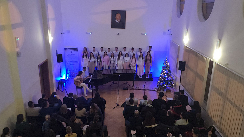 ПРЊАВОР, 23. ДЕЦЕМБРА /СРНА/ - Ученици средње Музичке школе "Константин Бабић" из Прњавора одржали су хуманитарни концерт и прикупили 2.304 КМ, које су уручили породици из Доњих Вијачана.