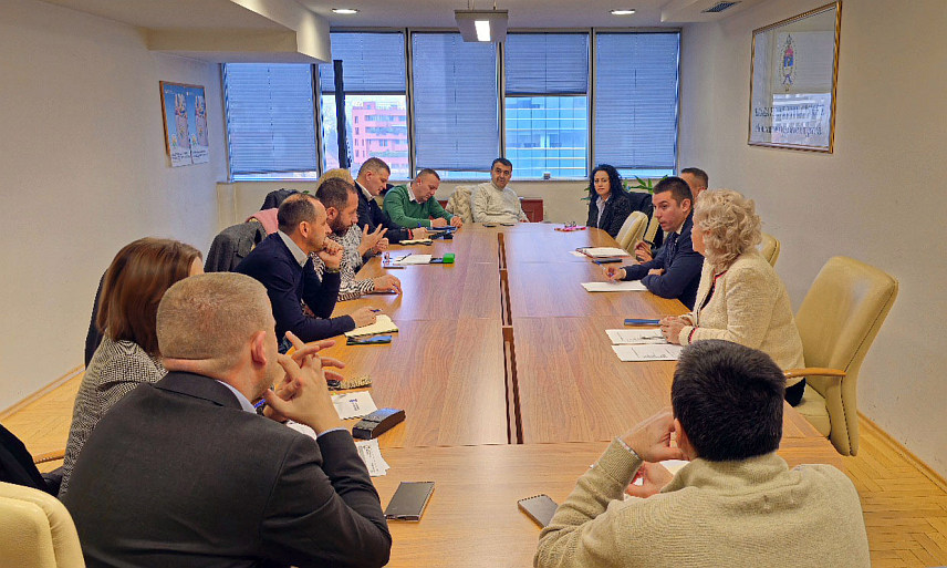 БАЊАЛУКА, 23. ДЕЦЕМБРА /СРНА/ - Министар трговине и туризма Републике Српске Денис Шулић и представници Привредне коморе, трговаца и трговачких ланаца који послују у Српској разговарали су данас о кампањи "Друштвено одговорни" и бољем пласману и промоцији домаћих производа у домаћим трговачким ланцима у оквиру кампање "Наше је боље".