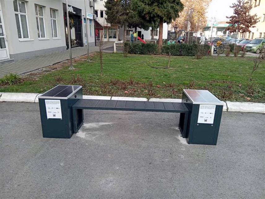 БРАТУНАЦ, 23. ДЕЦЕМБРА /СРНА/ - На Тргу Милоша Обилића у Братунцу данас је постављена прва соларна клупа, чиме је направљен мали искорак ка унапређењу јавног простора и кориштењу обновљивих извора енергије.