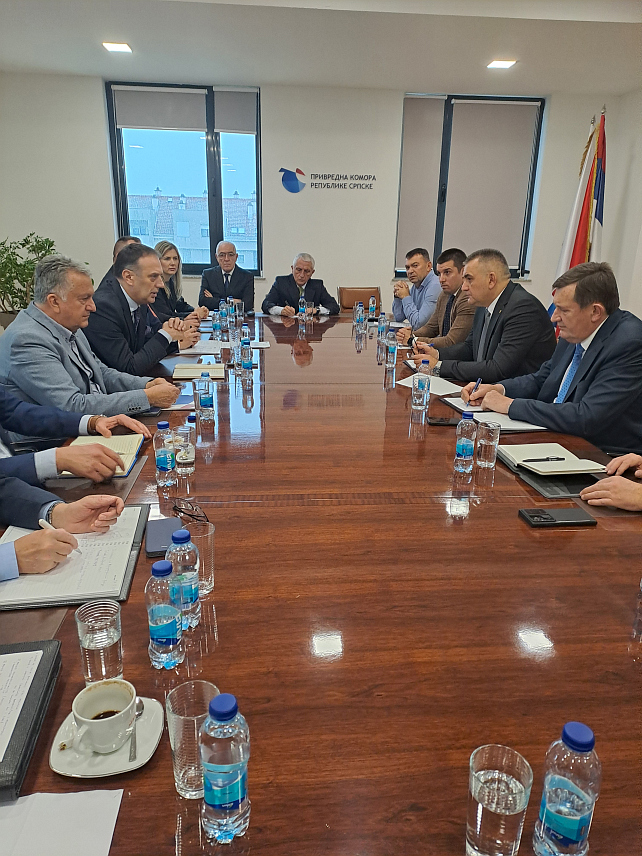 БАЊАЛУКА, 24. ДЕЦЕМБРА /СРНА/ - Састанак предсједника Владе Републике Српске Саве Минића са руководством Привредне коморе Српске у Бањалуци.