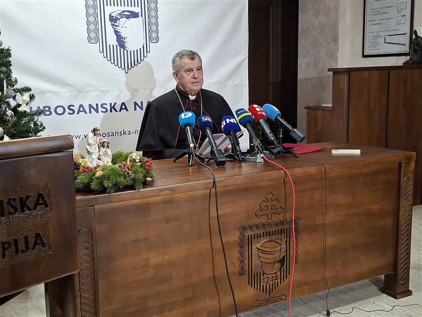 САРАЈЕВО, 24. ДЕЦЕМБРА /СРНА/ - Надбискуп врхбосански Томо Вукшић честитао је католички Божић пожељевши вјерницима миран и благословен сваки дан у Новој 2026. години.