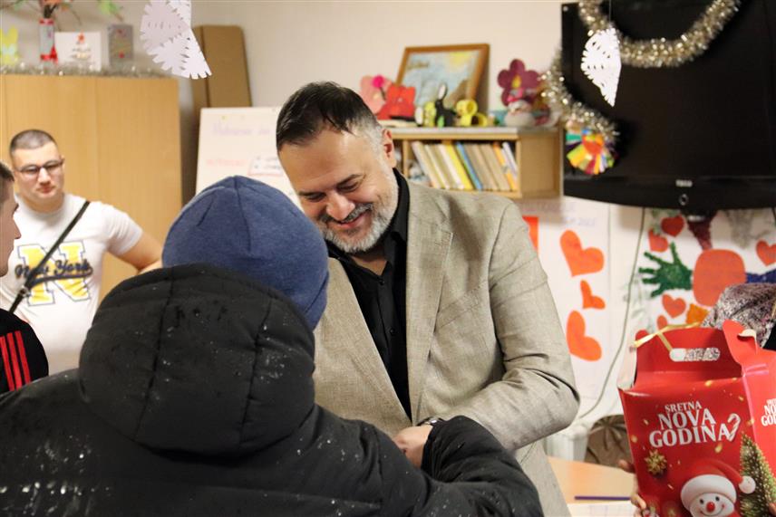 ДЕРВЕНТА, 24. ДЕЦЕМБРА /СРНА/ - Градоначелник Дервенте Игор Жунић уручио је празничне пакетиће члановима Удружења родитеља дјеце и омладине са сметњама у развоју "Сунце".