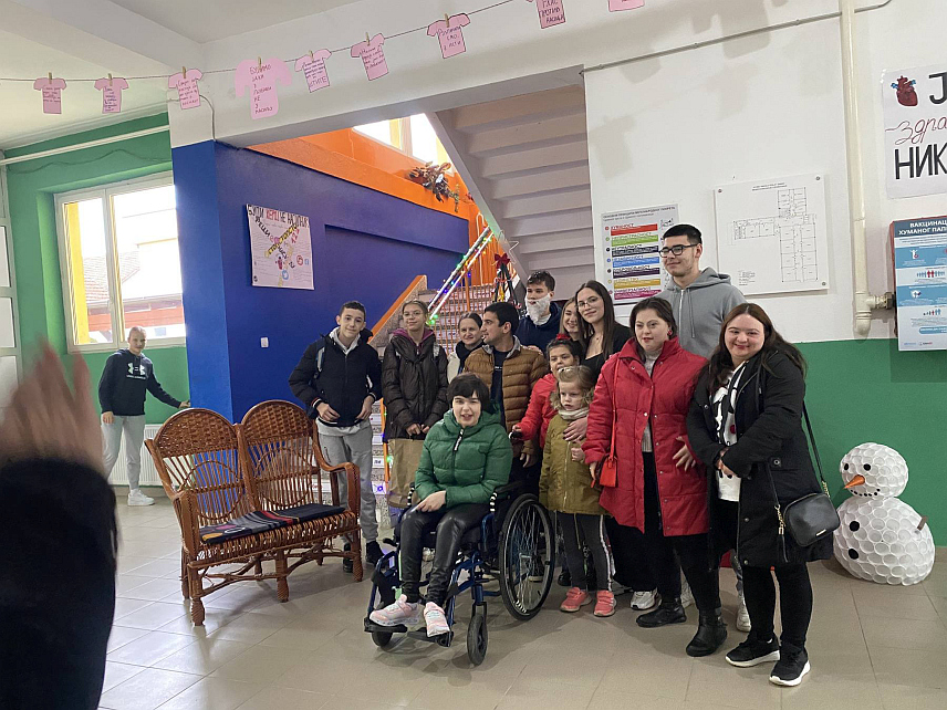 ШАМАЦ, 24. ДЕЦЕМБРА /СРНА/ - Савјет ученика Средњошколског центра /СШЦ/ "Никола Tесла" Шамац данас је припремио представу за дјецу из Удружења грађана за помоћ лицима са сметњама у развоју "Дјеца сунца", те уручио више од 30 пакетића.