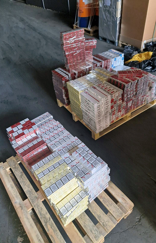 БЕОГРАД, 24. ДЕЦЕМБРА /СРНА/ - У Србији је због недозвољеног промета акцизним производима ухапшено пет лица, од којих су двојица држављани Албаније, док су против 52 особе поднесене кривичне пријаве због недозвољеног складиштења робе, а укупна штета по буџет Србије процијењена је на 1,5 милиона евра.