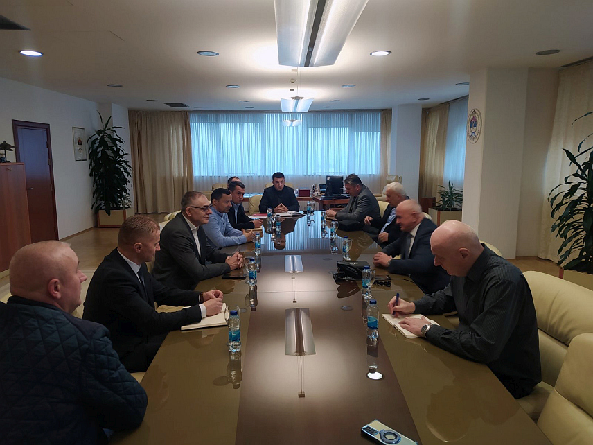 БАЊАЛУКА, 24. ДЕЦЕМБРА /СРНА/ - Министар енергетике и рударства Републике Српске Петар Ђокић, представници "Електро-Добоја" и Привредног савјета општине Теслић договорили су данас да се кроз заједничке активности и иницијативе нађу адекватна рјешења с циљем обезбјеђивања стабилног и поузданог електроснабдијевања.