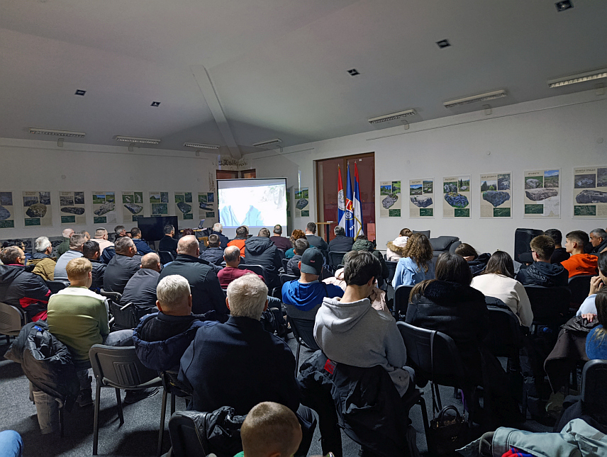 МРКОЊИЋ ГРАД, 24. ДЕЦЕМБРА /СРНА/ - У Мркоњић Граду вечерас је приказан документарни филм редитеља Слободана Симојловића и сценаристе Сњежана Лаловића "Прича поносног пука" и представљена књига Горана Латиновића "Заштитни пук Главног штаба Војске Републике Српске /1992-1995/" о једној од најелитнијих јединица - 65. заштитном моторизованом пуку Главног штаба ВРС.