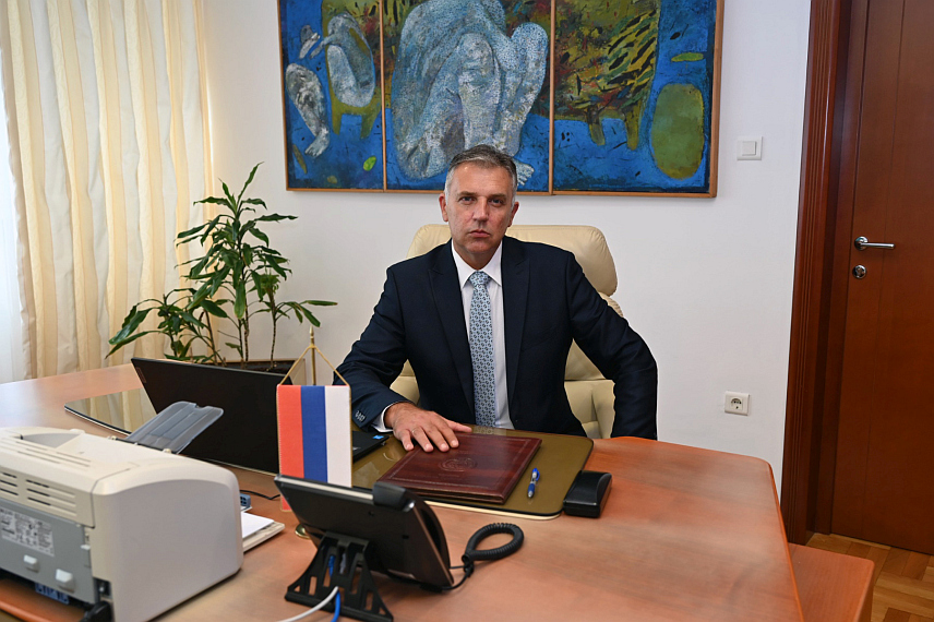 БАЊАЛУКА, 26. ДЕЦЕМБРА /СРНА/ - Министар просвјете и културе Боривоје Голубовић честитао је ученицима, наставницима, ваннаставном особљу, као и руководству школа у Српској заршетак наставе у првом полугодишту школске 2025/2026. године.