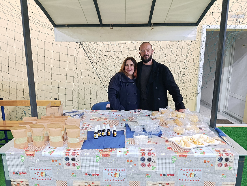 МРКОЊИЋ ГРАД, 27. ДЕЦЕМБРА /СРНА/ - Саша и Ана Тошић у свом сеоском газдинству успјешно се баве узгојем 30 коза од чијег млијека производе димљени сир познат као специјалитет овог краја и шире.