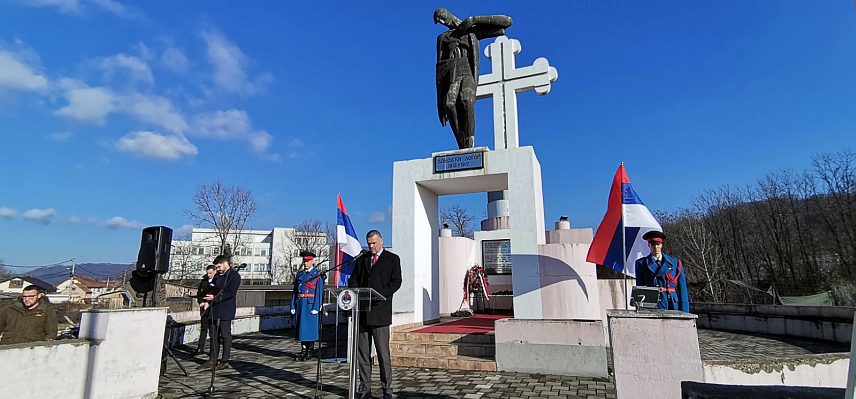 ДОБОЈ, 27. ДЕЦЕМБРА /СРНА/ - Помоћник министра за борачко-инвалидску заштиту Републике Српске Небојша Видаковић у обраћању присутнима данас у Добоју након полагања вијенаца код споменика "Добојски логор 1915-1917", на мјесту некадашњег логора у непосредној близини садашње жељезничке станице.