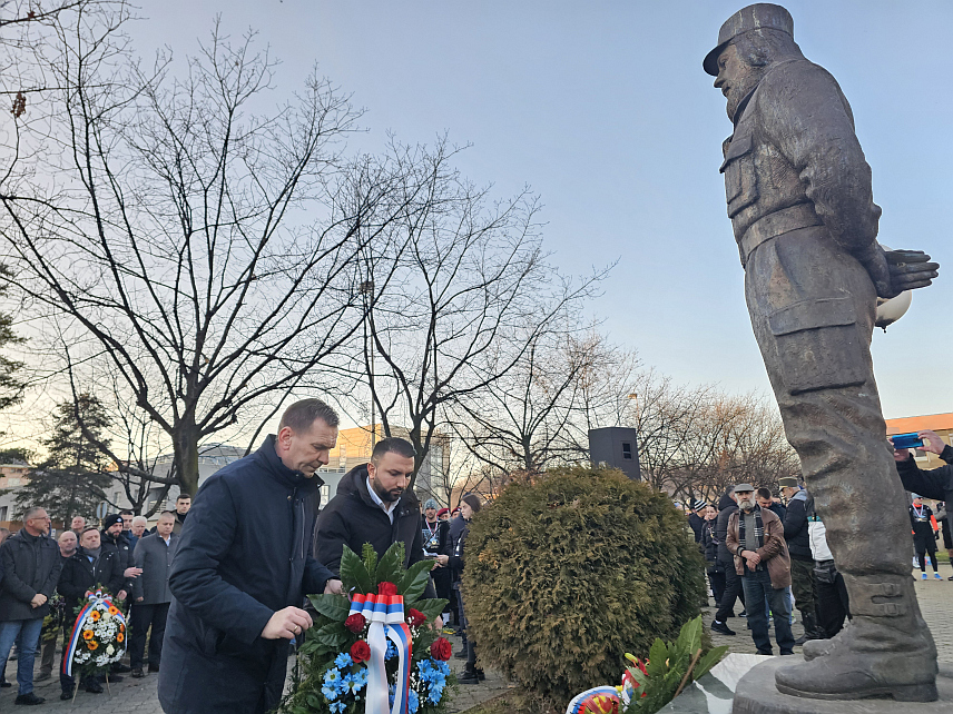 УГЉЕВИК, 27. ДЕЦЕМБРА /СРНА/ - У Угљевику је данас, поводом 23 године од погибије војводе Митра Максимовића Манде, служен помен испред спомен-бисте овом српском јунаку из Одбрамбено-отаџбинског рата, а одржана је и меморијална трка чији је старт био у Дворовима, на мјесту гдје је настрадао.