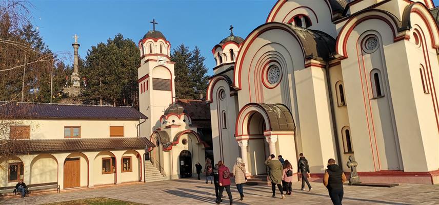 ДОБОЈ, 27. ДЕЦЕМБРА /СРНА/ - У Добоју је у оквиру обиљежавања 110 година од интернације Срба у први организовани логор у цивилизованој Европи у којем је живот изгубило 12.000 људи, почела Света литургија у Храму Светих Петра и Павла за Србе убијене у добојском логору.