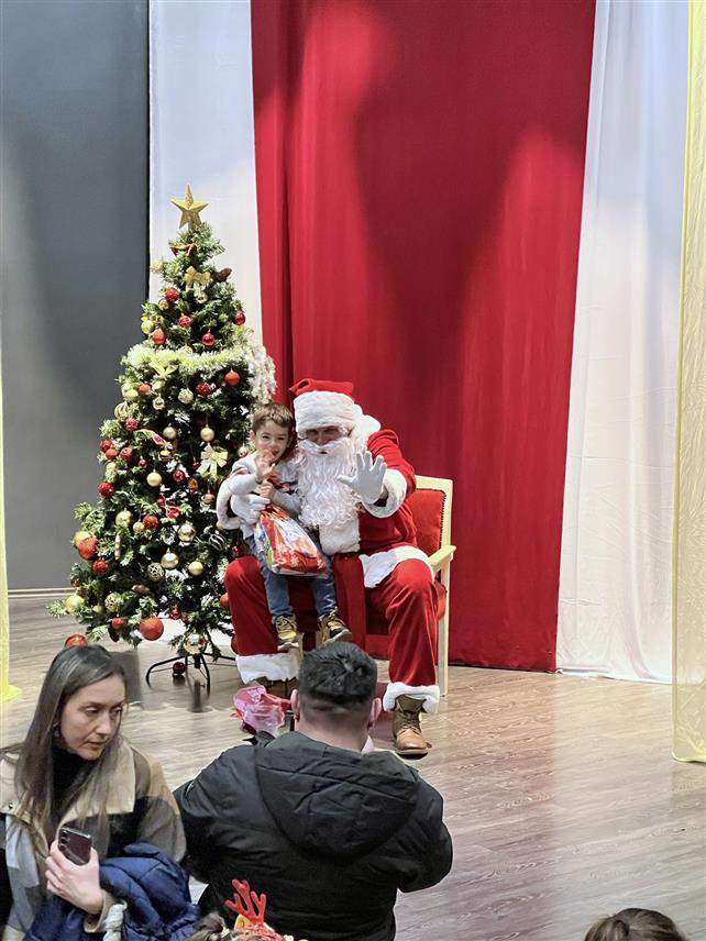 БАЊАЛУКА, 28. ДЕЦЕМБРА /СРНА/ - Актив жена Градског одбора Уједињене Српске Бањалука организовао је традиционалну подјелу новогодишњих пакетића за више од 250 дјеце.