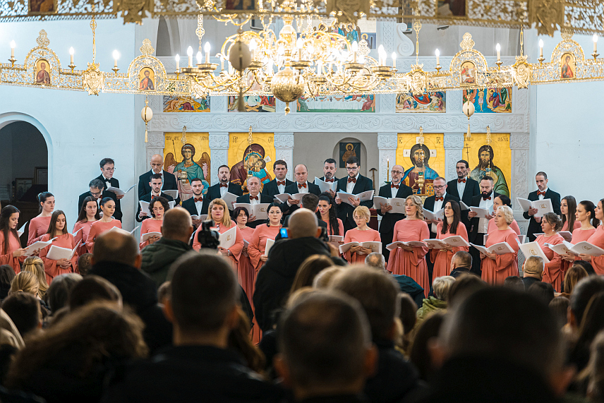 ПАЛЕ, 28. ДЕЦЕМБРА /СРНА/ - Српско пјевачко друштво "Слога" из Сарајева одржало је вечерас концерт у Храму Сабора Светог архангела Гаврила на Палама, гдје је отворена и изложба Школе иконописа "Архангел".